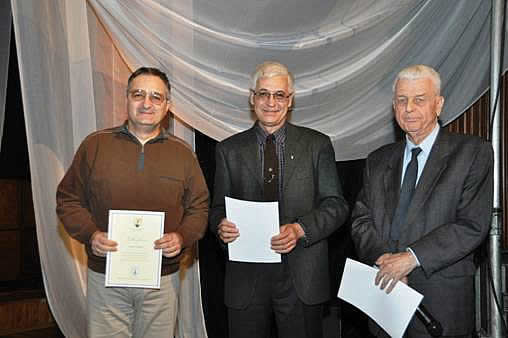 Dobitnici zahvalnica povodom 20 godina Srpske AES sekcije (s desna na levo): Prof. Petar Pravica – predsednik Sekcije, Tomislav Stanojević i Goran Šakota